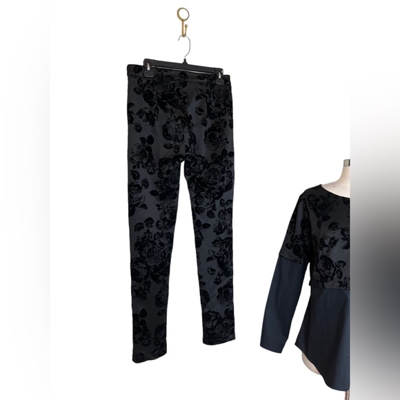 Ruti Women’s Black Scuba Embossed Floral Velvet Pants Size 1 Small - Picture 2 of 6
